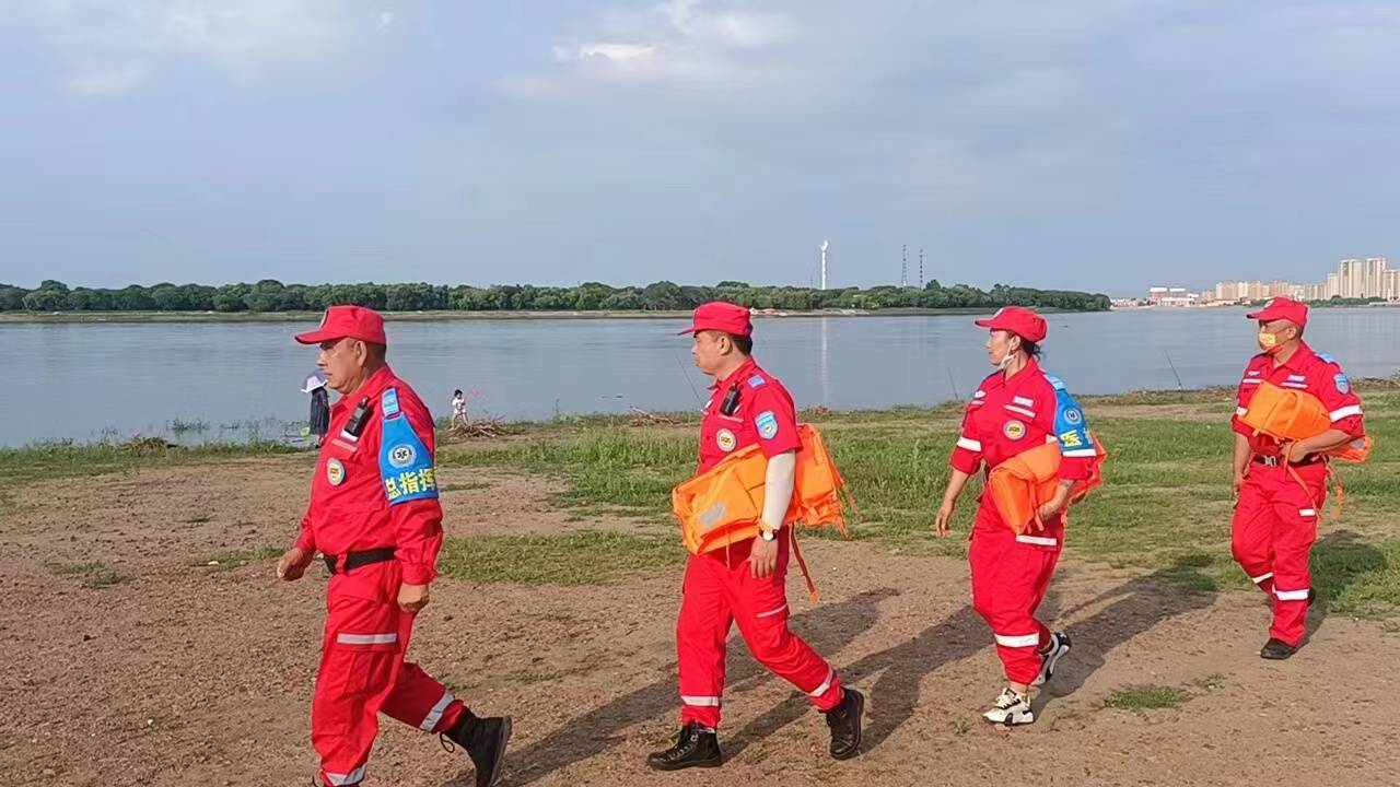 我在莲江口,这里有人车祸受伤需要紧急救治,120救护车路远不能及时