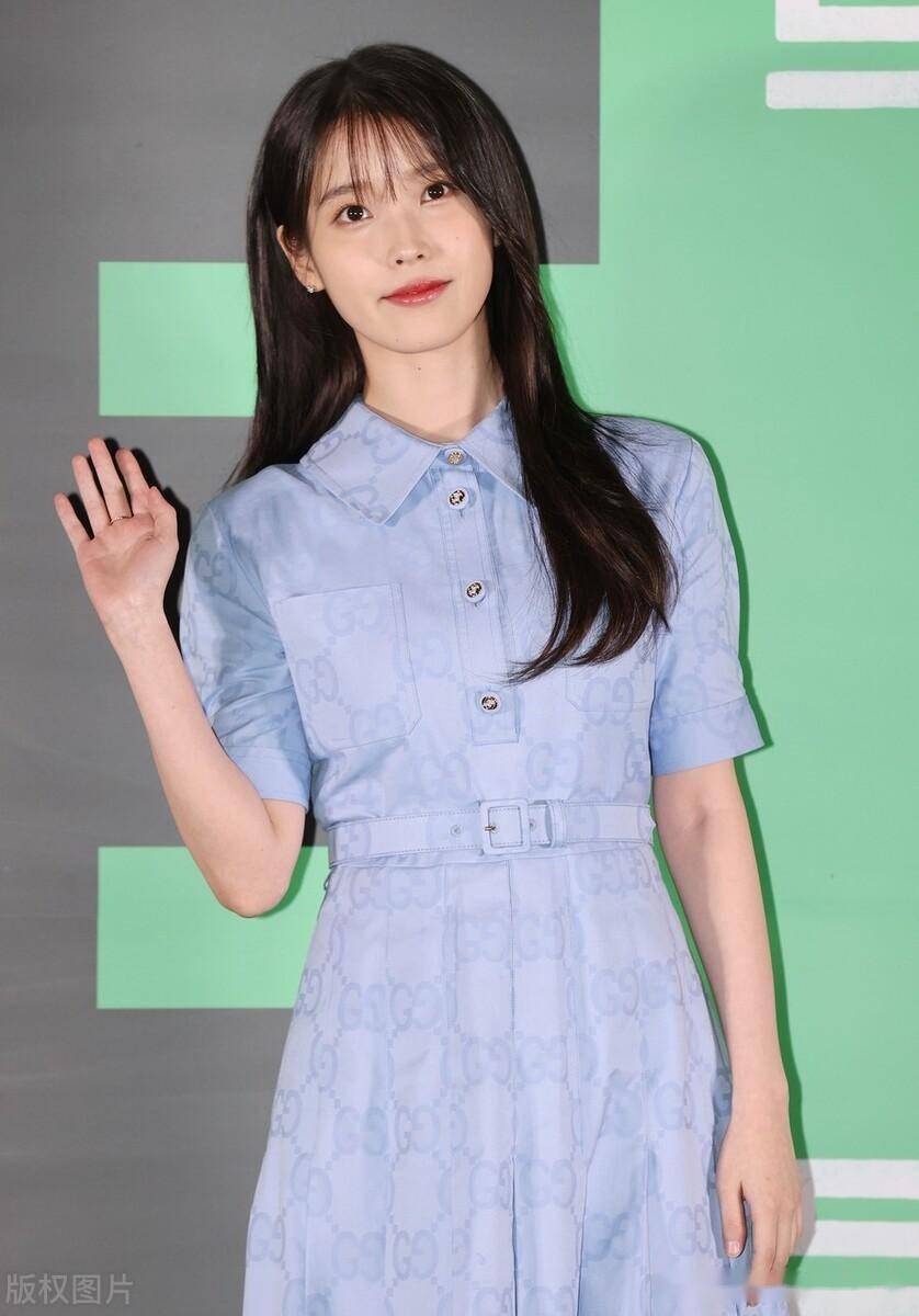 iu李知恩身穿蓝色娃娃领连衣裙 白色高跟鞋甜美清爽