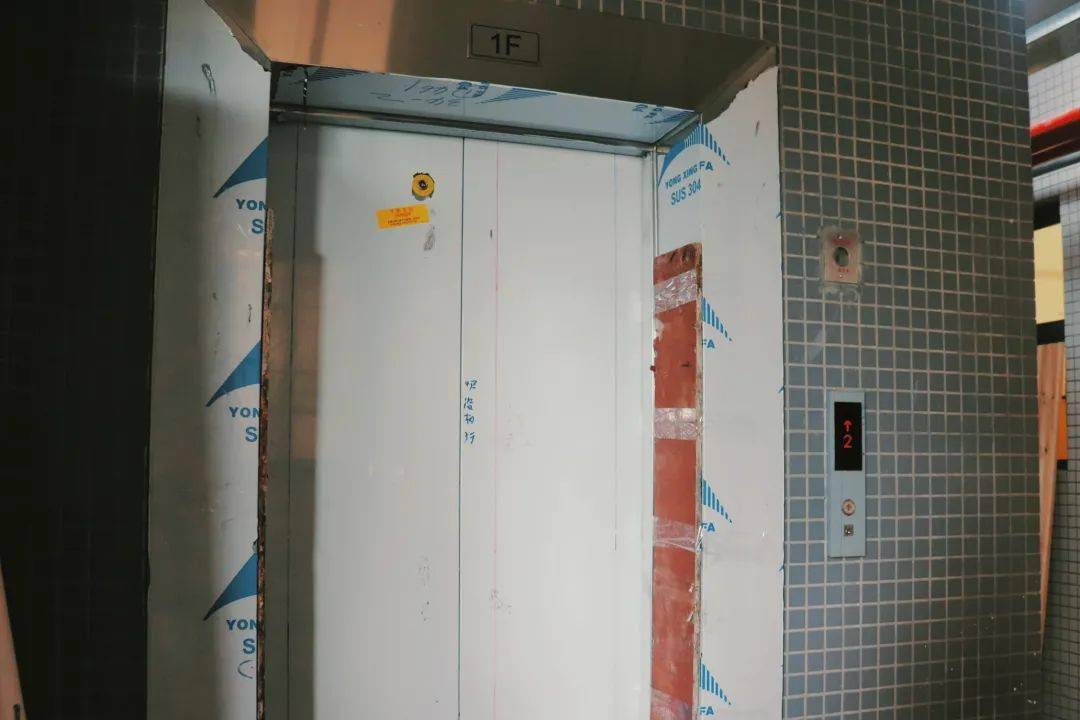 整体采用内廊式围合空间设计,每层设有学习共享空间,学生宿舍宽敞明亮