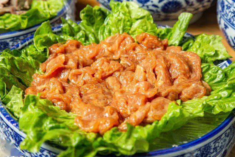 进入"厦门12580惠生活",发送关键词"cba"即可参与抽取cba球星签名篮球