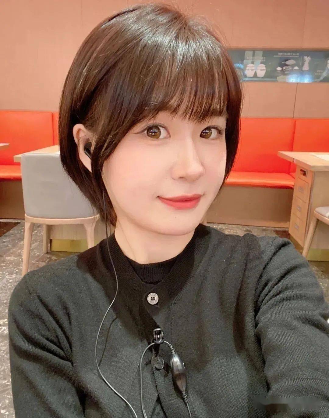 短发篇:貌美如花的短发初春也流行,短发可以烫个卷,像这样的可爱蛋卷