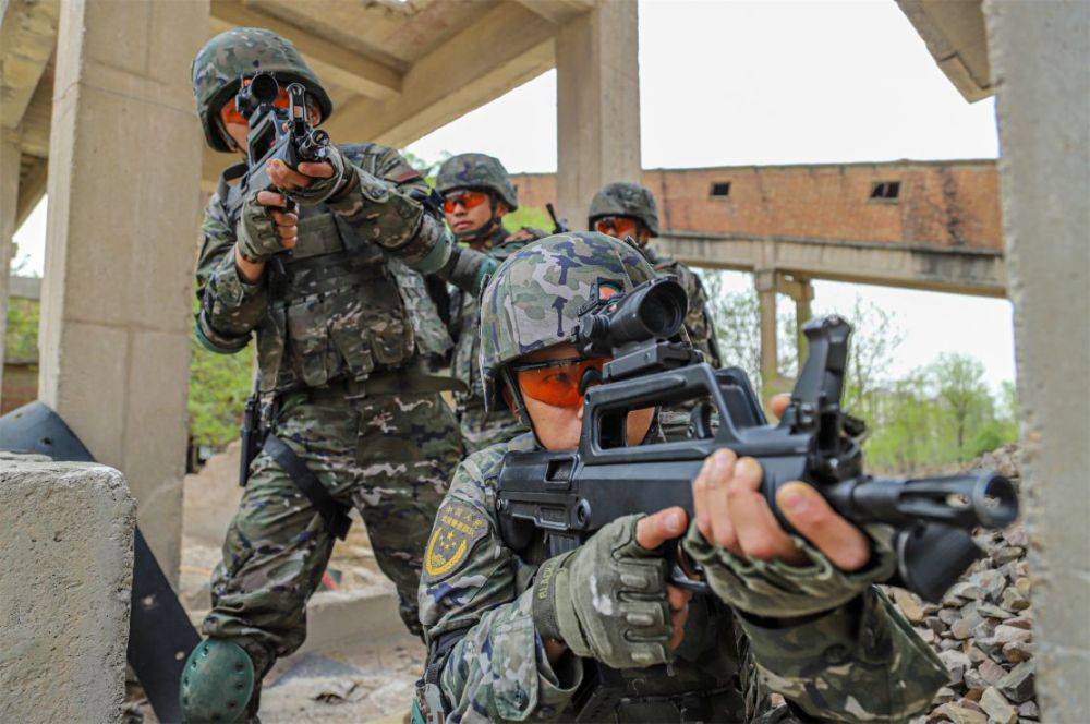 立体打击 梯次后撤:直击武警实战化战术演练_检验_综合_分队