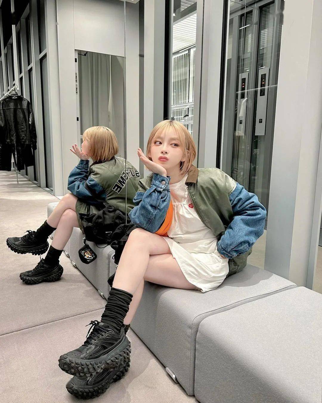 近日现身日本,上脚时下大热的 balenciaga defender worn out 轮胎鞋.