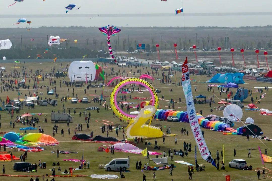 2023年4月15日,第40届潍坊国际风筝会在潍坊滨海国际风筝放飞场开幕