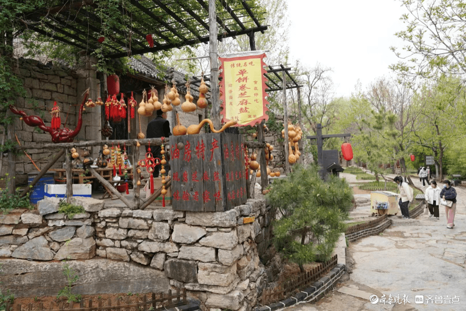 邹城上九山古村落,石板路石头墙石瓦房