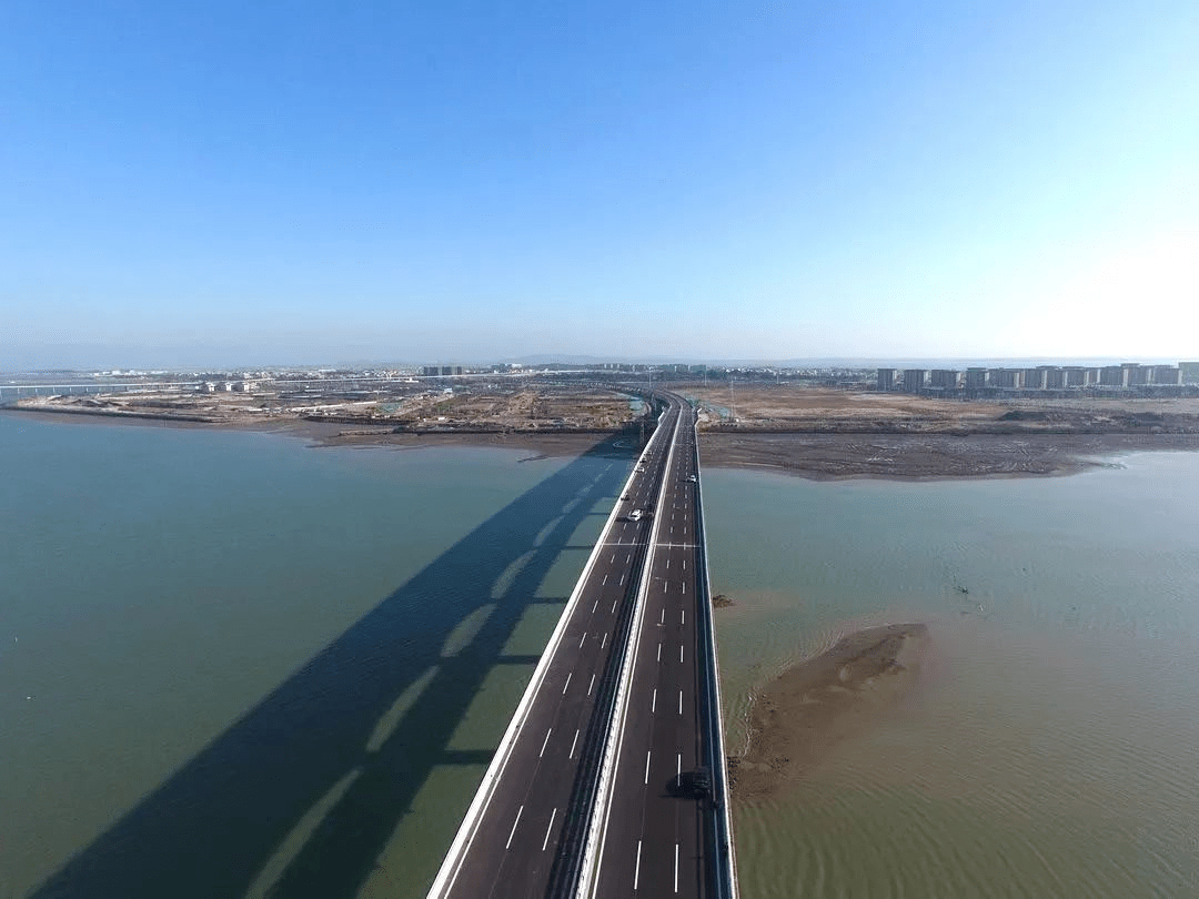 海的形式通往大嶝岛,入岛后其主线为全线高架并接至机场快速路高架层