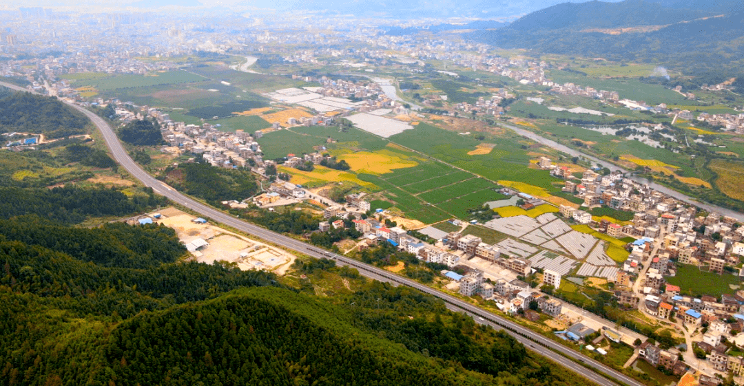 走进蓝山县湘江源瑶族乡坪源村,一条宽敞整洁的柏油路穿村而过直达蓝