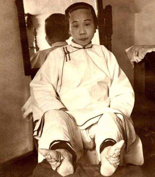 冲上热搜的三寸金莲,揭开了当下社会最荒诞的一幕_小脚_女性_妇女