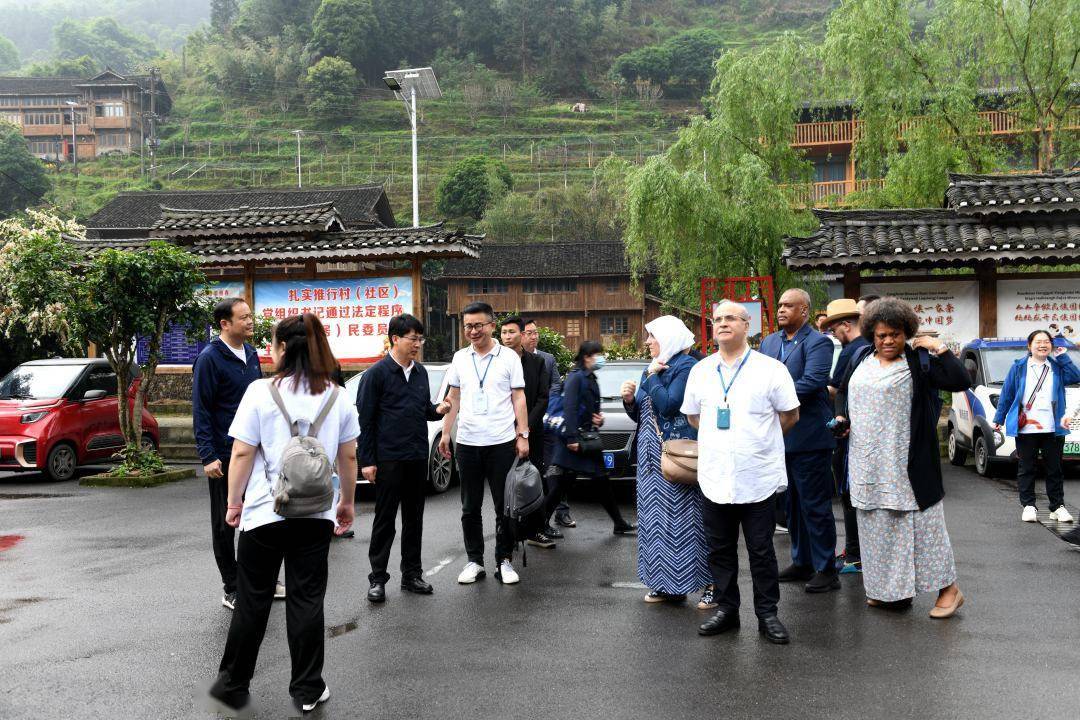 之旅"走进龙胜各族自治县龙脊镇,自治县县长黄强及有关负责人陪同考察