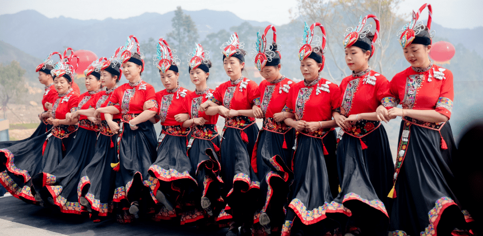 品畲族美食跳畲族舞蹈唱畲歌"三月三",是畲族传统的盛大节日.