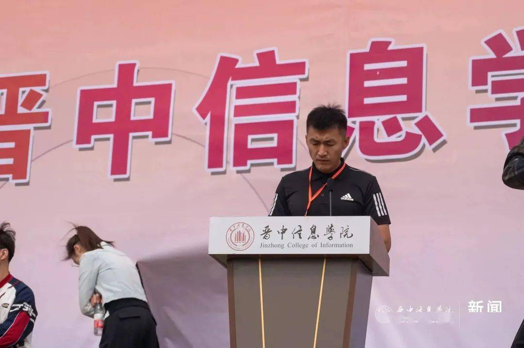 竞技体育中心主任王海文老师向学生代表杜金蝉传递体育圣火校园体育