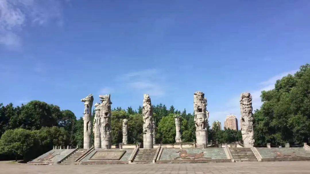 公园内有国内最大的城市现代艺术石刻雕塑群德阳石刻艺术墙,全长