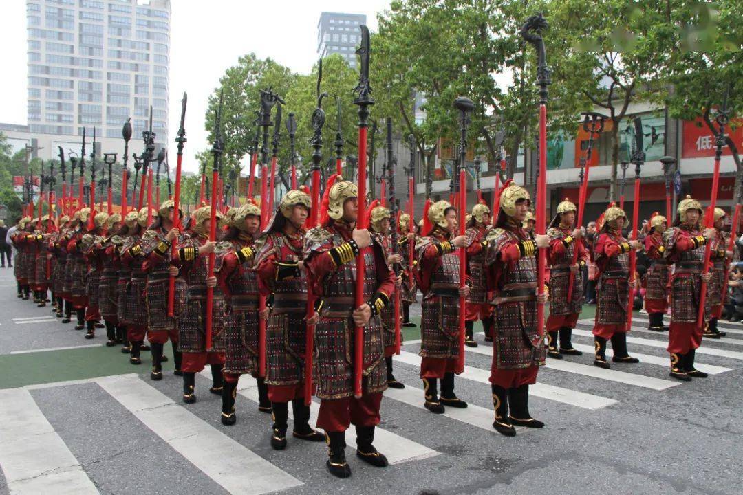 整个巡游方阵将由祖庙内珍贵的北帝行宫打头阵,并有106位手持仪仗,身