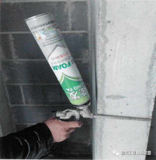 同墙厚的发泡枪采用发泡枪打入发泡打入发泡后的效果图4内侧堵塞橡皮