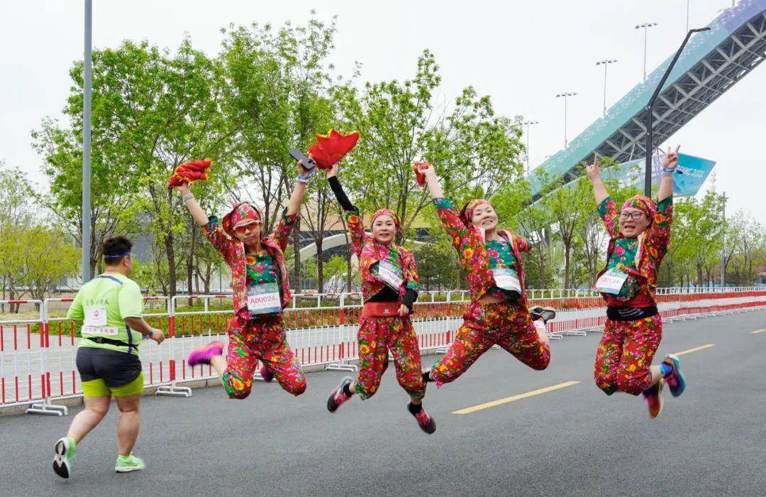 66岁的高龄跑者2023北京永定河马拉松热爱同时路过京华水韵等文化景点