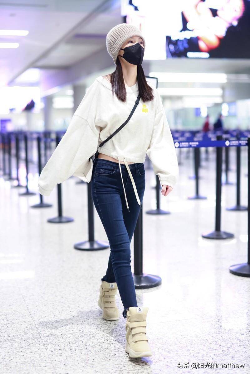 街拍:李沁紧身裤 毛线帽青春朝气_上海_机场_出发