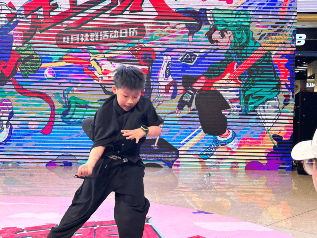 "走上街头"少儿街舞公开赛在青岛金茂览秀城成功举办