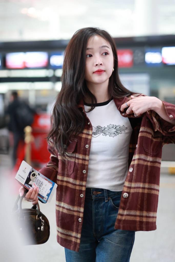 吴宣仪穿棕色格子衫现身机场 牛仔裤配凉拖鞋休闲十足_外套_北京_紧身