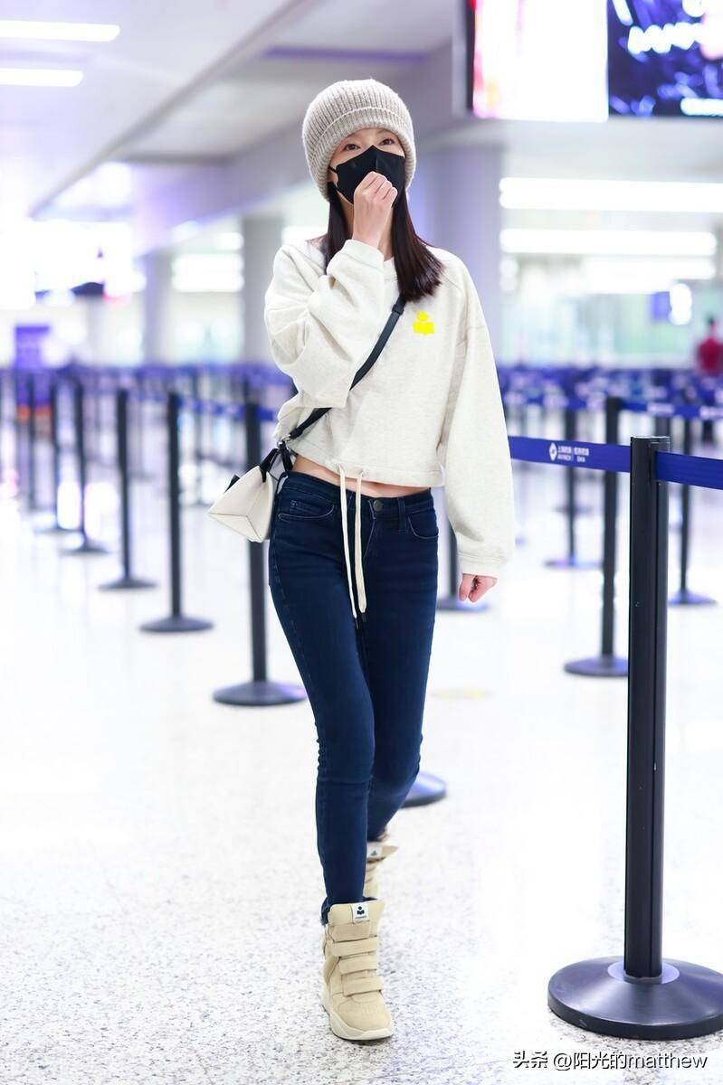 2023年4月22日,上海,李沁机场出发.紧身裤,毛线帽青春朝气.