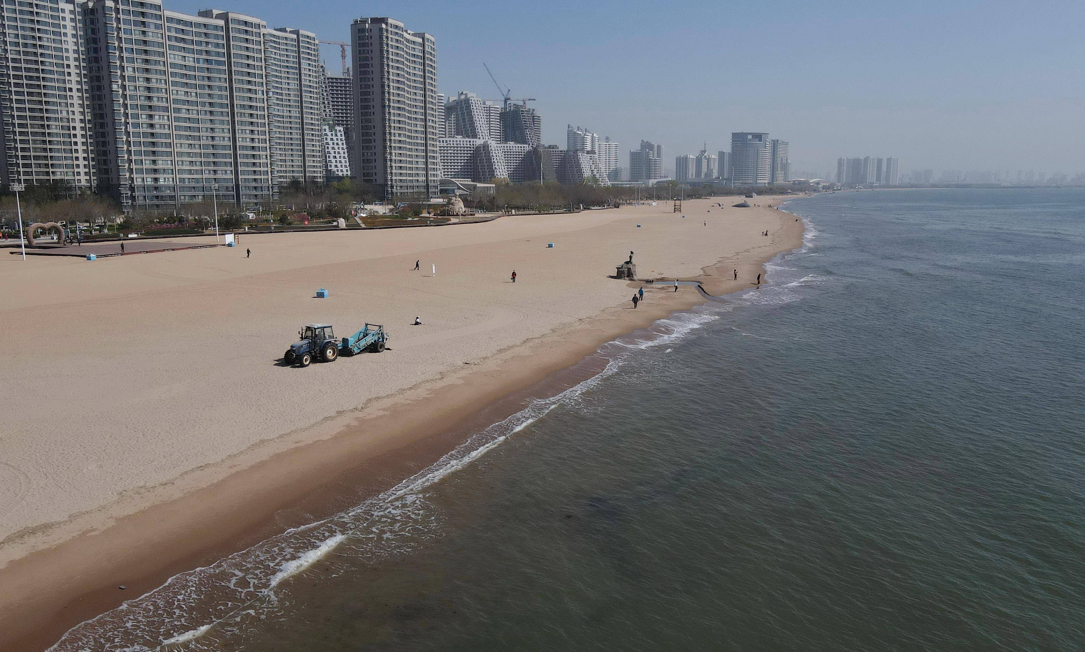 新华社记者 杨世尧 摄4月23日,工人在秦皇岛市北戴河区浅水湾浴场