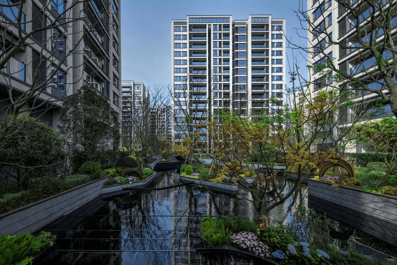 龙湖携手香港置地首次在渝落地“交房即交证”,焕城804户业主交付现场拿到房产证_品质_实景图_园区