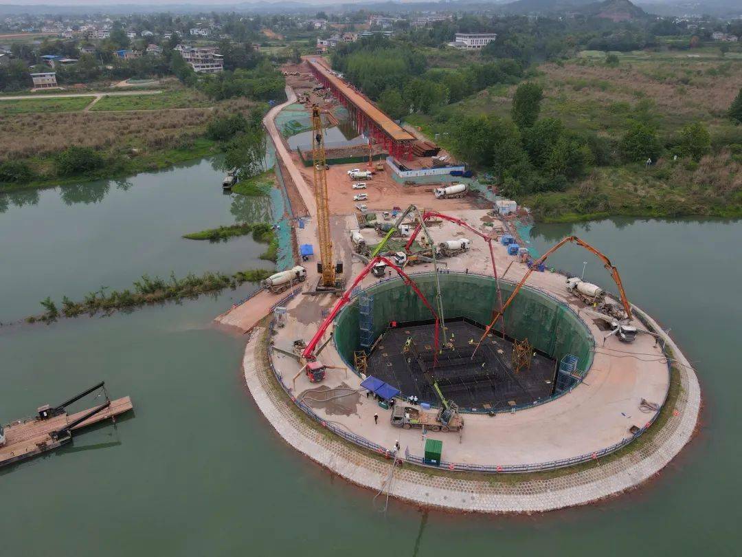 成达万高铁首座隧道贯通_施工_建设_遂宁