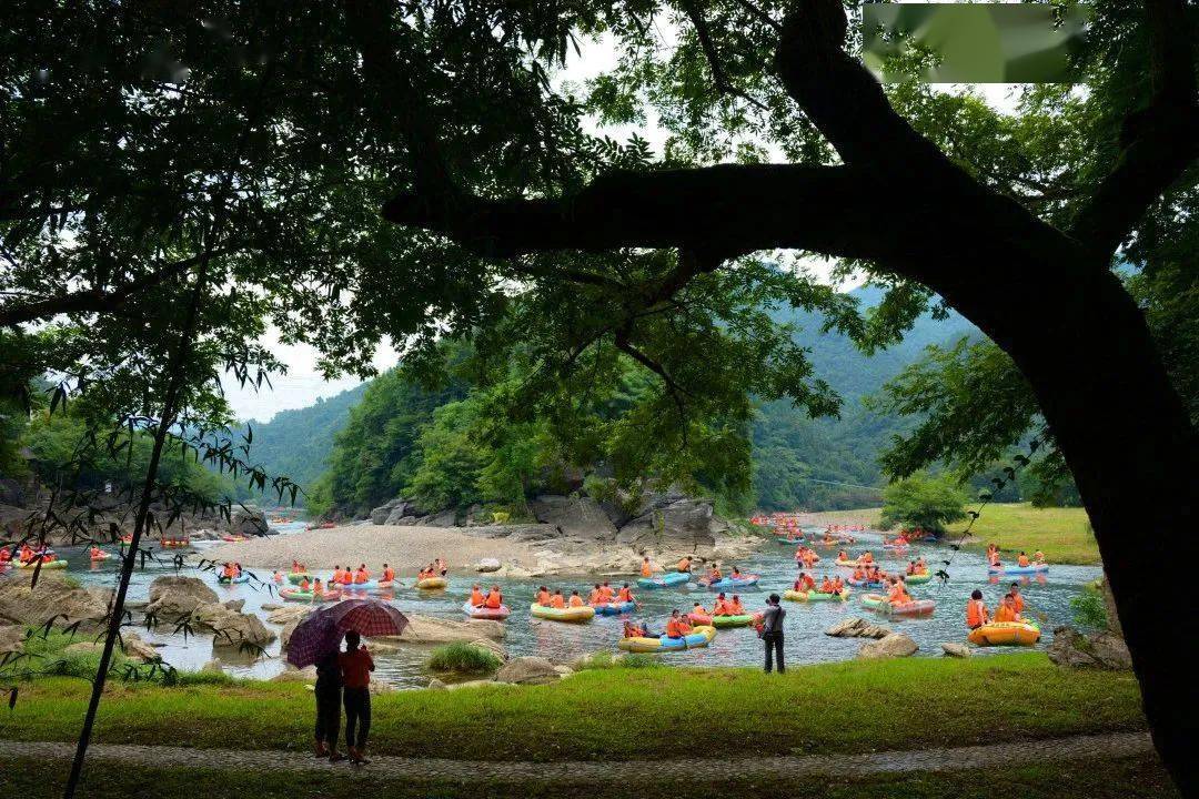 怪潭漂流景區位於秋浦河主要支流鴻淩河畔,以漂流,古釣臺,三埭石,怪潭