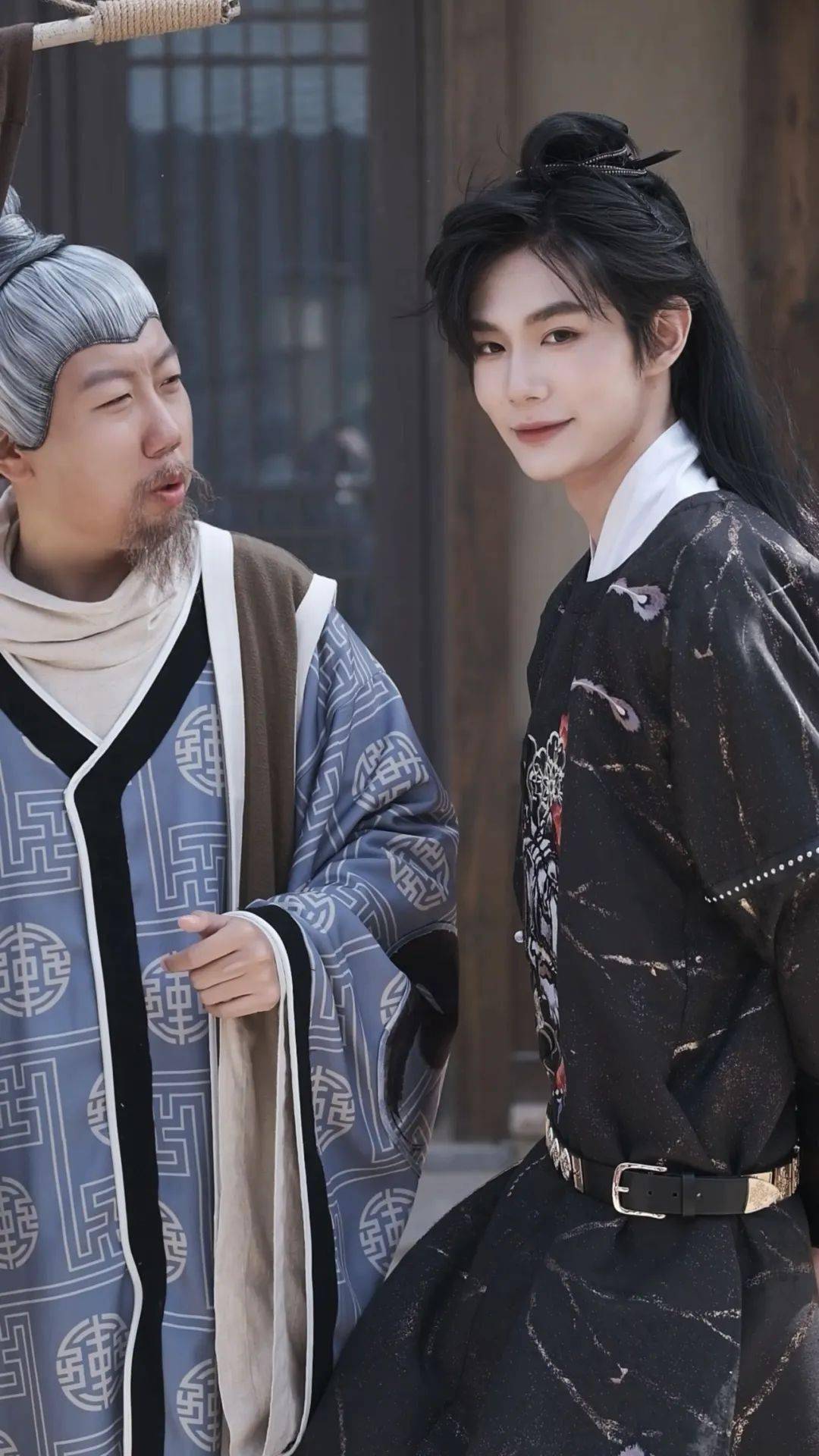 归海易,汤镇听闻天子亲临启唐,引起不小的轰动,吆喝的商贩,游街的舞姬