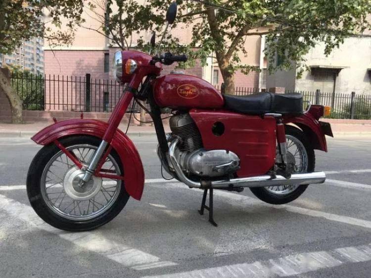 最终选定了当时的捷克和斯洛伐克共和国著名的佳娃"jawa250"型摩托车