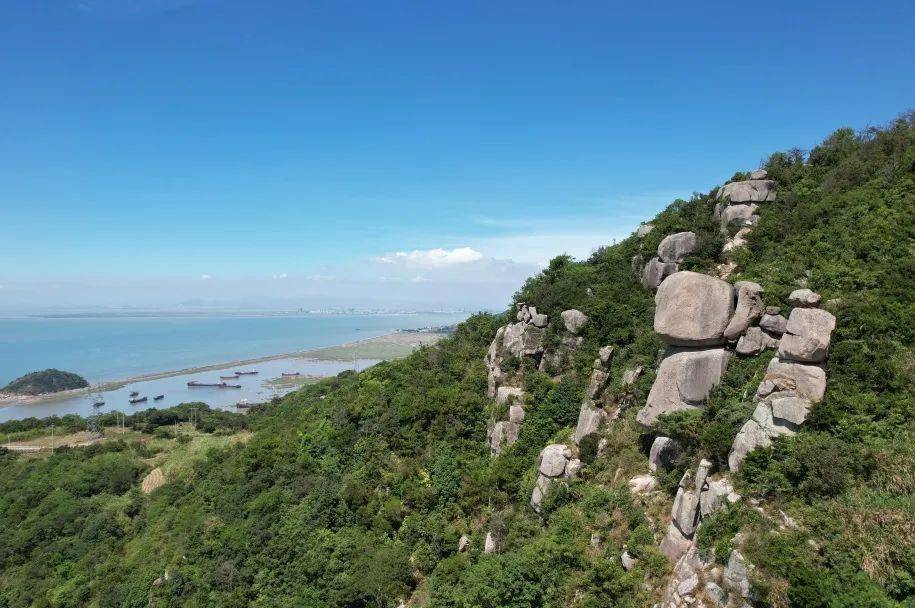 古名青岙,島上有兩座巨礁聳立,狀如大門,故名大門島,此島為溫州市第一