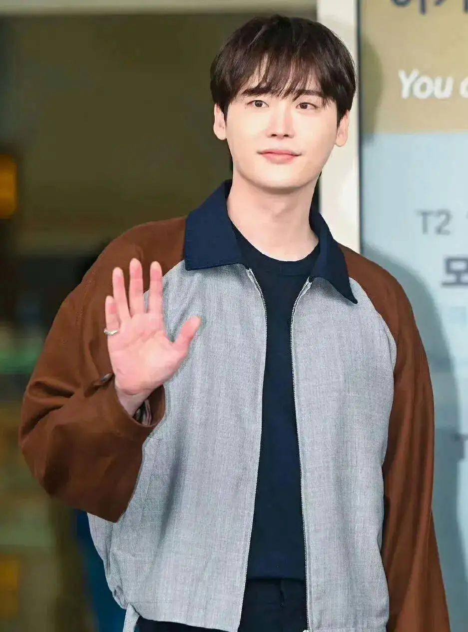 全亚洲少女的前夫哥李敏镐(36岁):对比下肿上热搜的崔始源(37岁):腹肌