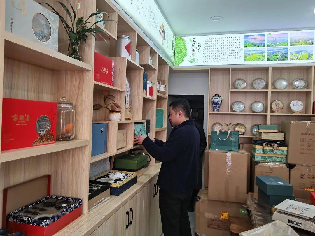 在某茶叶店检查时发现,该茶叶店竟将五凤红茶装进"金骏眉·武夷红茶"