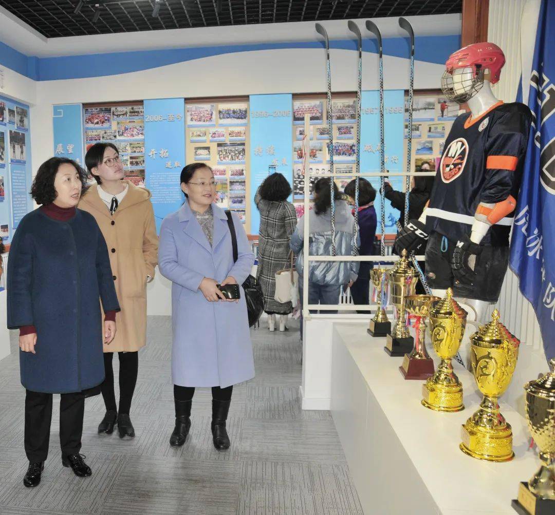 作家芦淼在"送写作知识进课堂"暨"说文解艺"