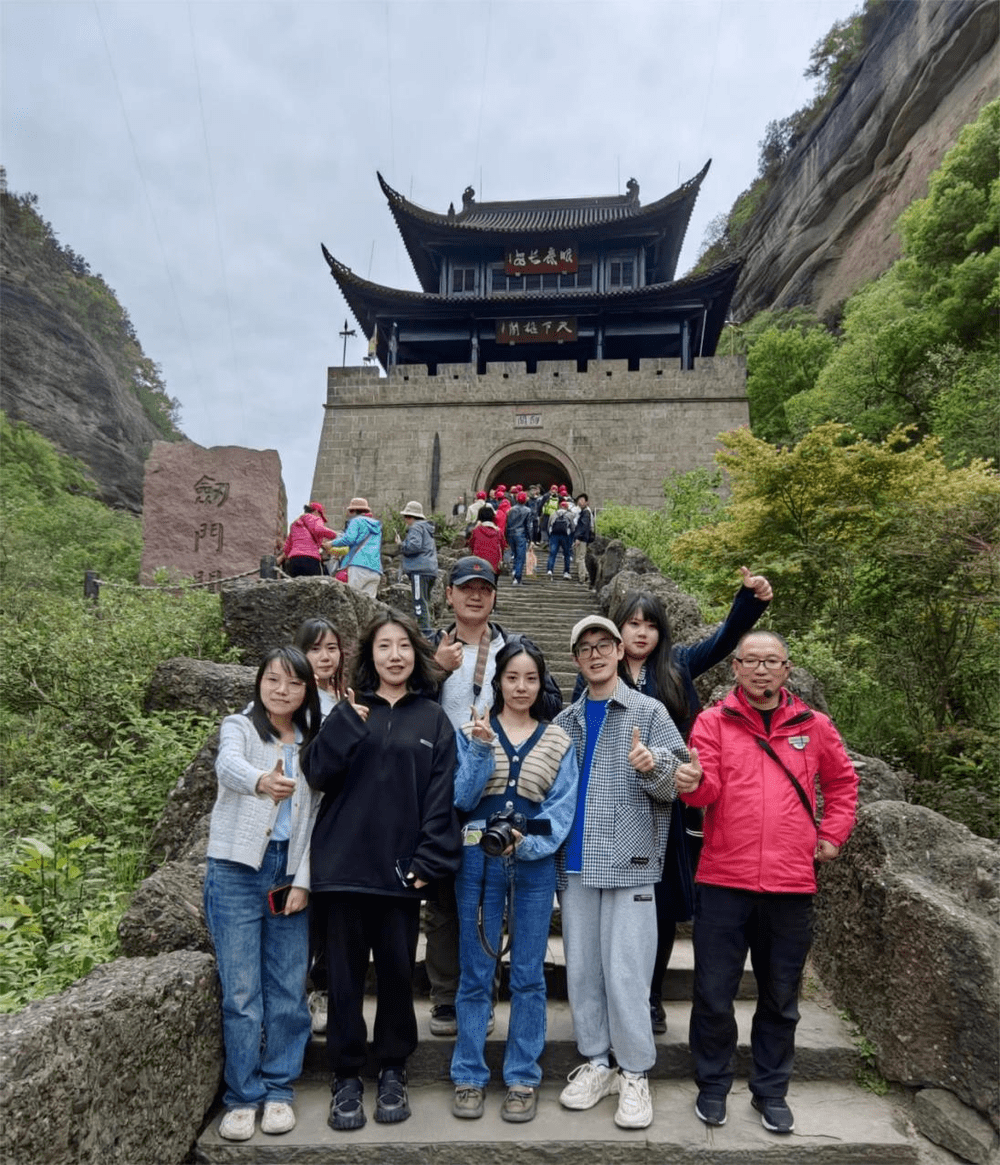 活動當天,網絡大v們先後深入劍門關,翠雲廊景區採風打卡,遊劍門蜀道