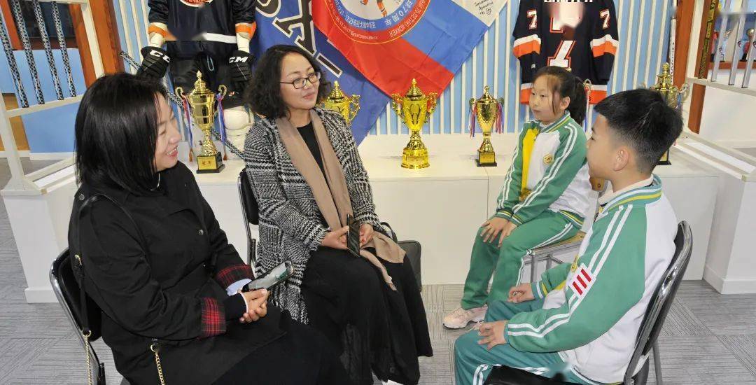 作家芦淼在"送写作知识进课堂"暨"说文解艺"