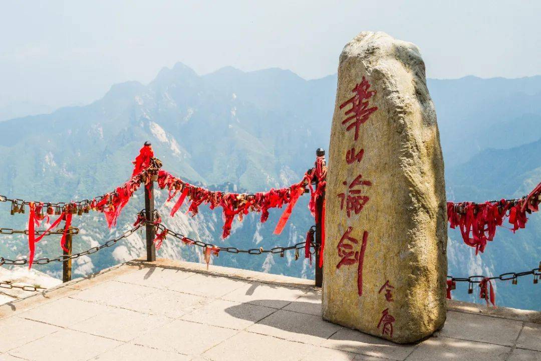华山也因此充满了险气,仙气,剑气和英气,豪气,义气.