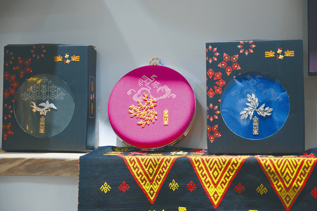 2023年)》《海南省非物质文化遗产规定》等致力于打造黎锦文创品牌