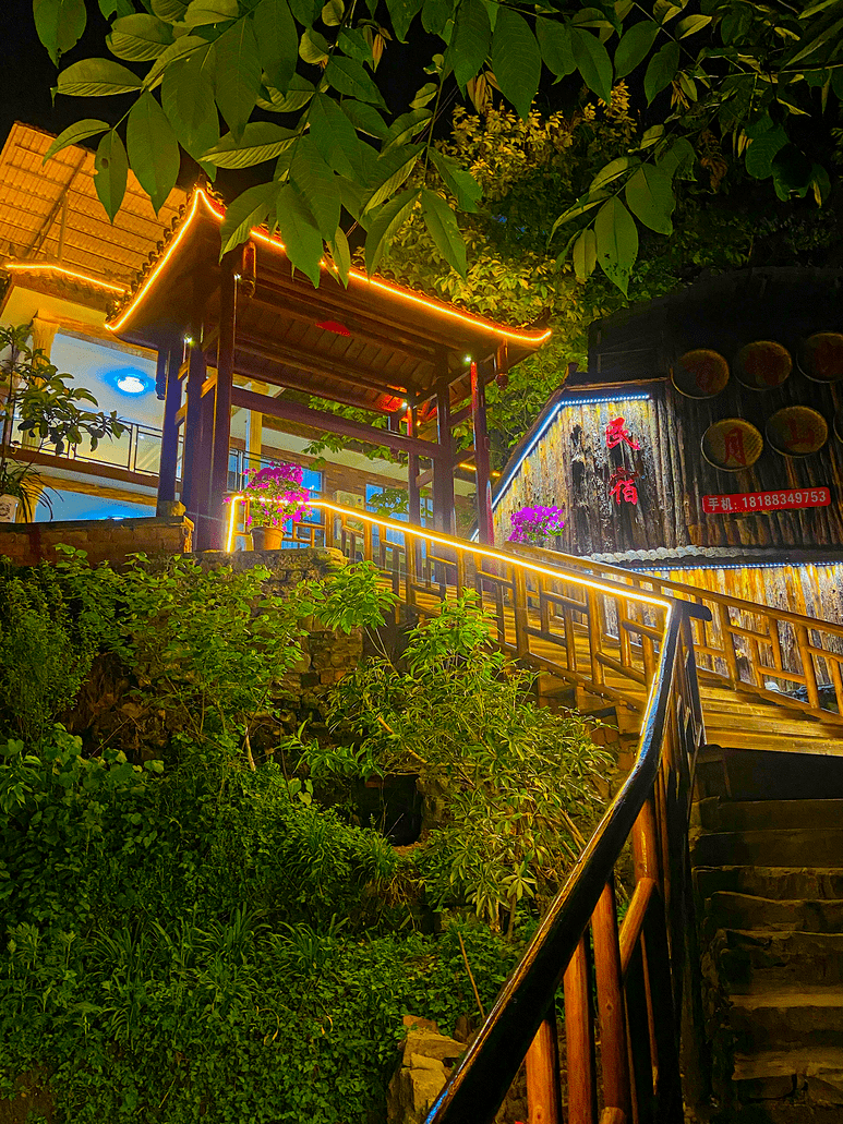 璀璨夜景—置身于森林星光乐园就去万槽映月山庄这个夏天亲朋出游