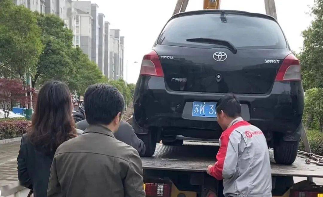 宝应安宜高中南门._丰田_黑色_事故