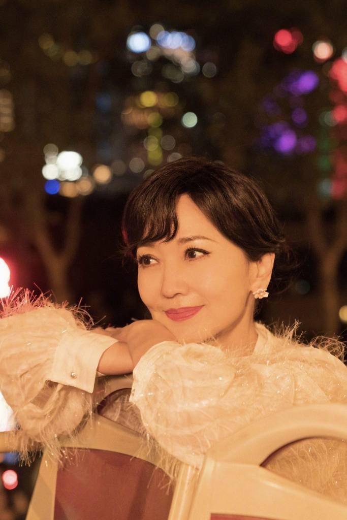 赵雅芝夜景巴士电影感写真 让人一夜梦回《上海滩》_账号_造型_灯笼