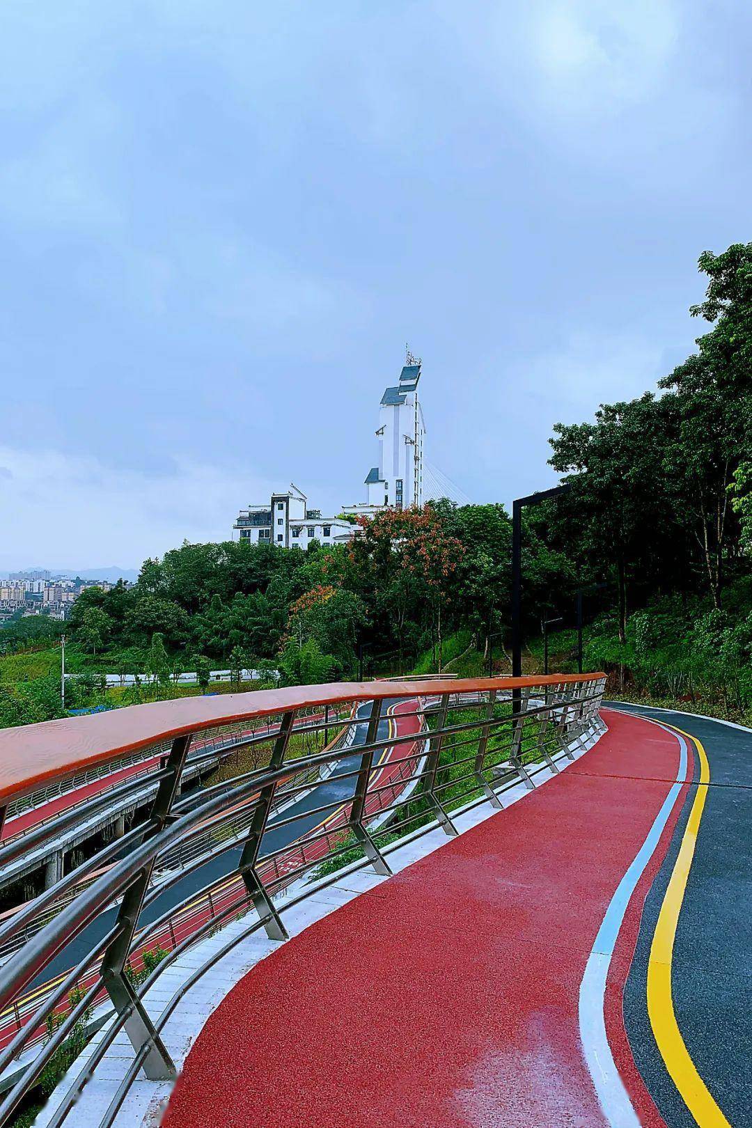 这是一个以传承大渡口历史文脉为主题的文化休闲崖线公园,南,北两园以