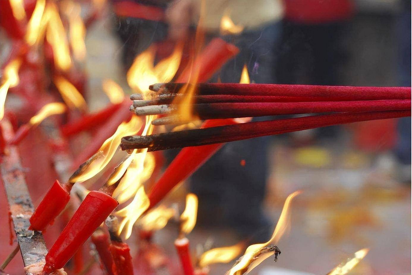 祭祀时燃香的图片图片