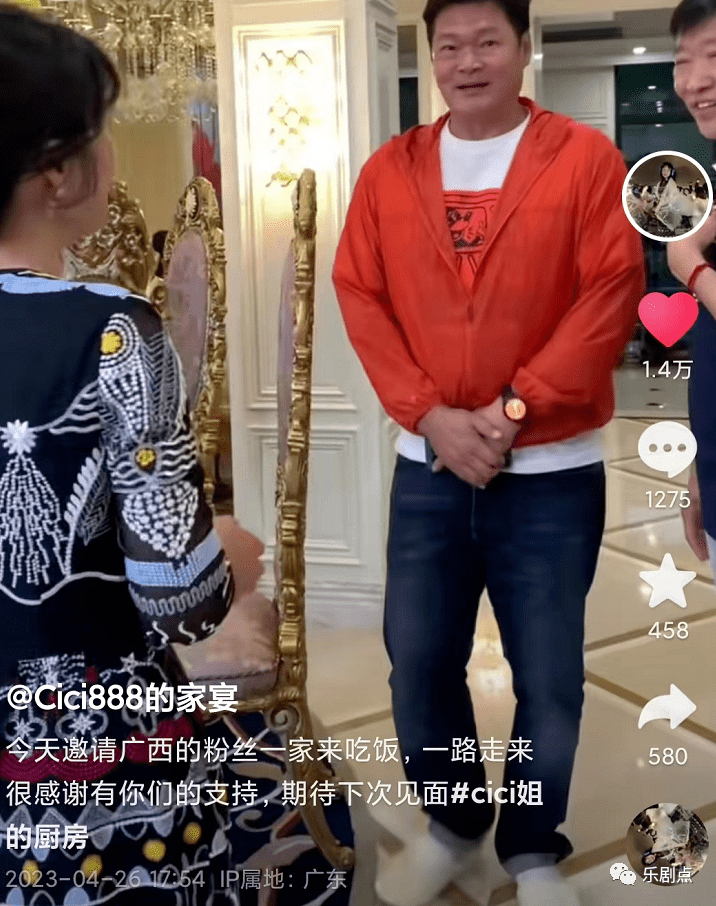 62岁周文健定居内地,现身豪宅吃大餐,与小18岁妻无子女仍恩爱_Cici_电影_孙婷