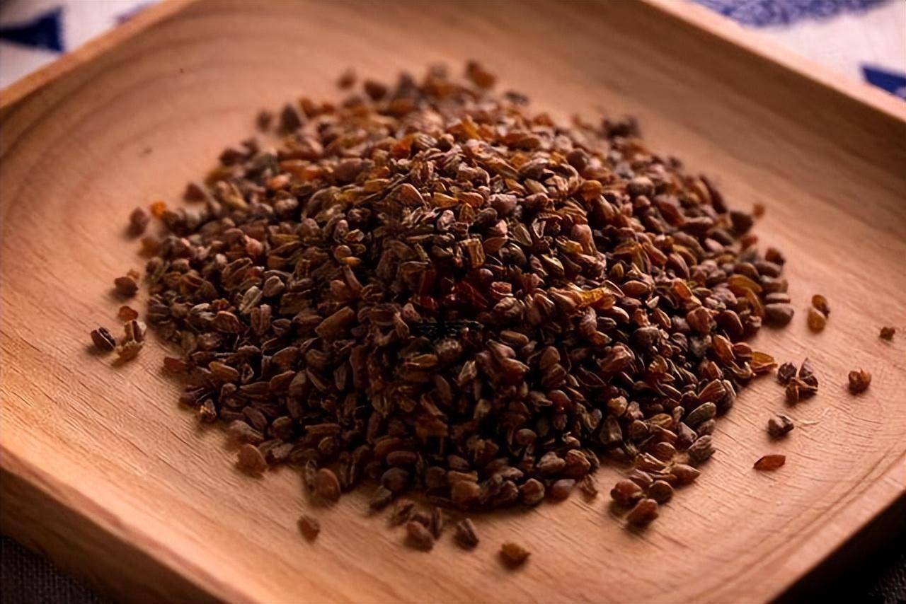 苦丁茶中的主要成分包括黄酮类化合物,香豆素和茄碱等,这些成分可以