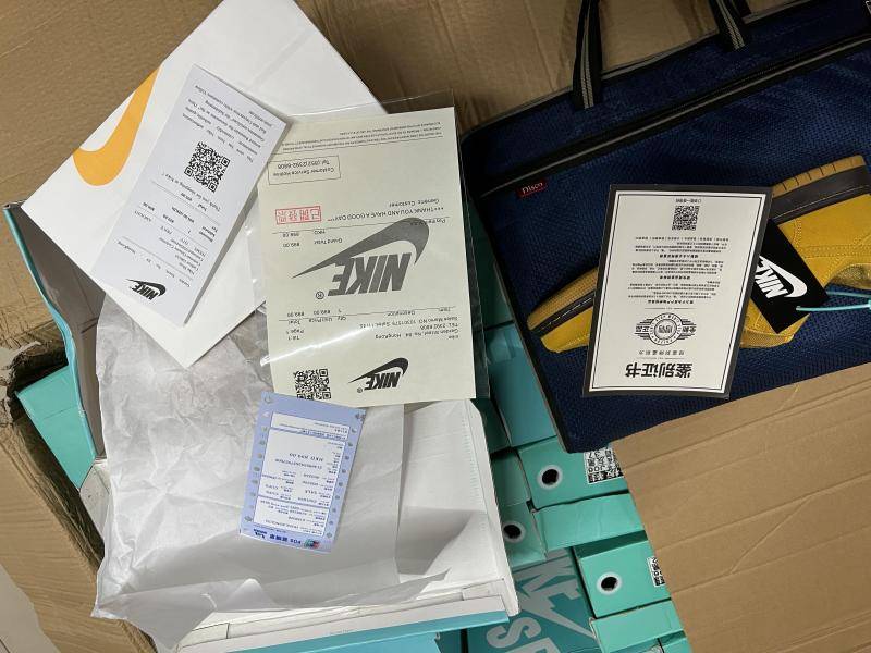 据了解,鉴别证书,防伪扣,包装盒等防伪证明材料,是得物app提供鉴别