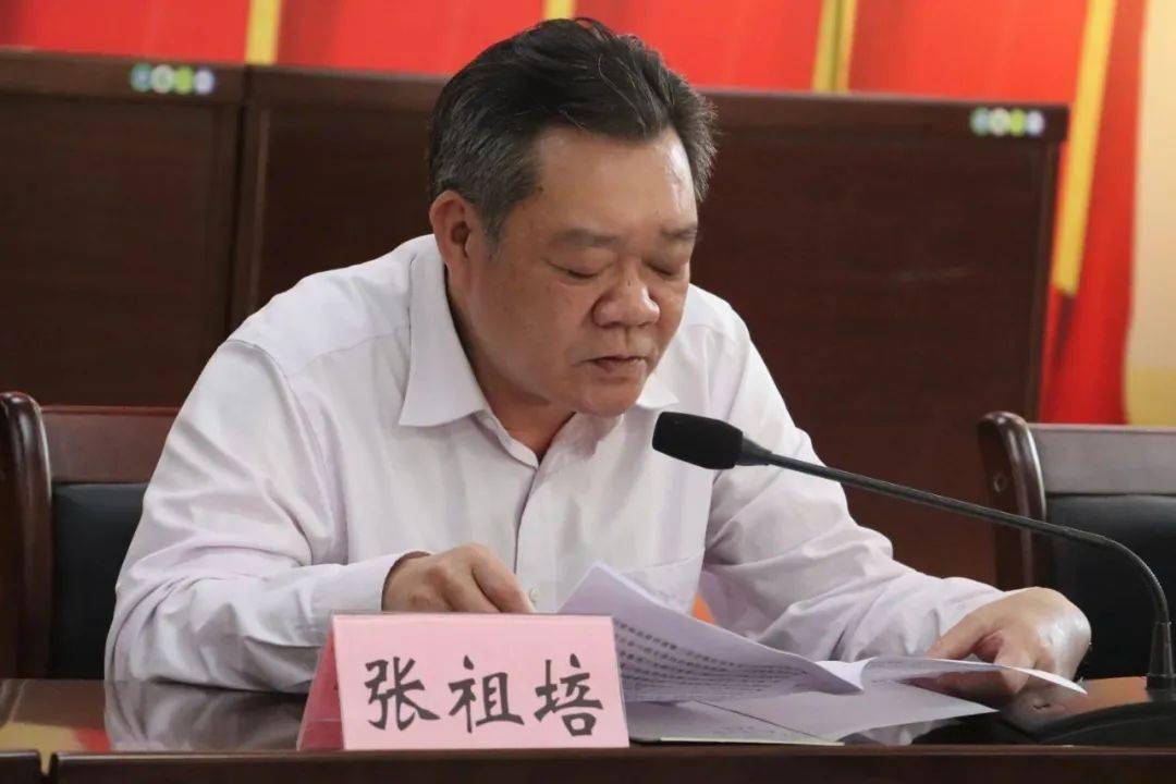 在认真听取发言后,张祖培代表县委,县政府向劳动模范代表们和全县各条