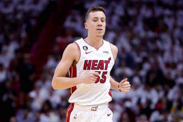 邓肯-罗宾逊季后赛三分命中率76.