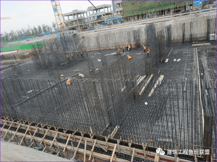看中建项目如何合理省钢筋?_基础_做法_塔吊