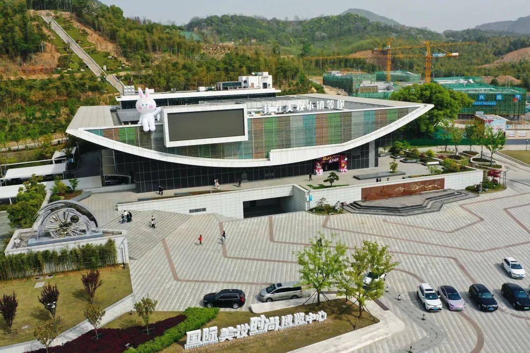 吴兴美妆小镇位于浙江吴兴经济开发区,2020年完成省级特色小镇命名