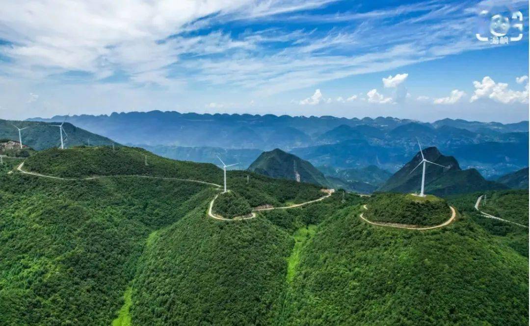 金凤山(渝帆拍摄)▲金凤山(覃光辉拍摄)漫步龙桥河的小桥,看着青山